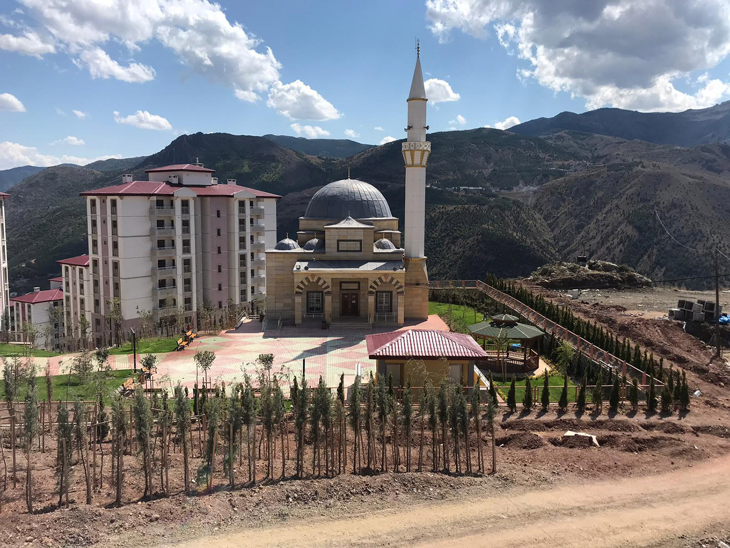 Gümüşhane İli Merkez İlçesi Çamlıca Mahallesi 528 Adet Konut, 1’er Adet Ticaret Merkezi ve Cami İnşaatları ile Altyapı ve Çevre Düzenlemesi İşi
