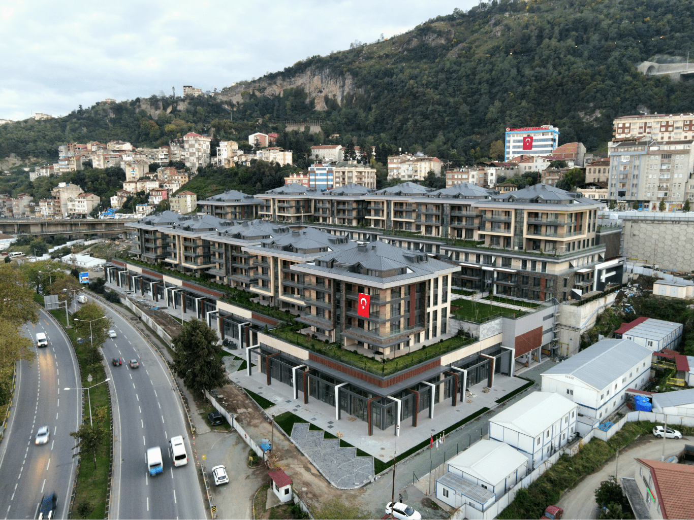Trabzon İli Ortahisar İlçesi Çömlekçi Mahallesi Kentsel Dönüşüm Ve Gelişim Projesi 1. Etap 1. Bölge 106 Adet Konut Ve 20 Adet Dükkan İnşaatı İle Altyapı Ve Çevre Düzenlemesi İşi